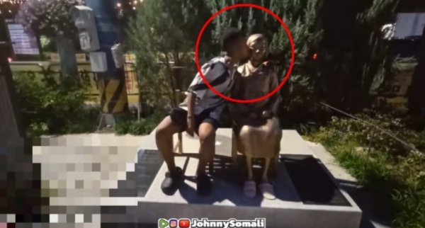 소말리는 평화의 소녀상에 입을 맞추는 등 이해할 수 없는 행위를 벌였다. 사진은 지난 9일 당시 소말리가 동상에 입을 맞추는 장면. /사진='엑스'(X·옛 트위터) 캡처